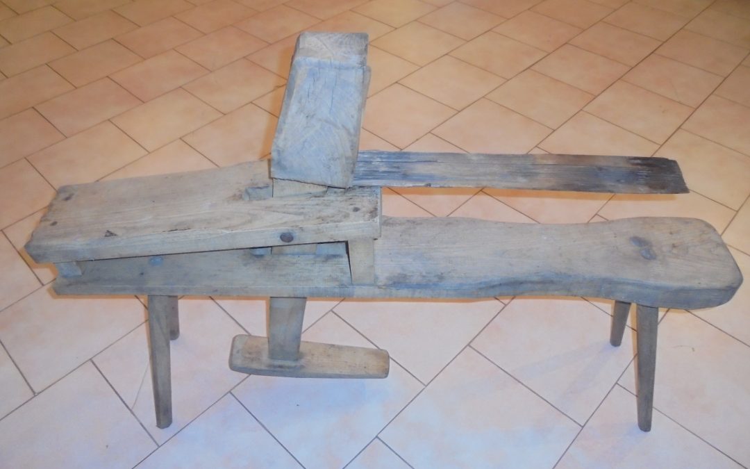 Z muzejních vitrín a depozitářů – přichycovací stroj na výrobu šindelů