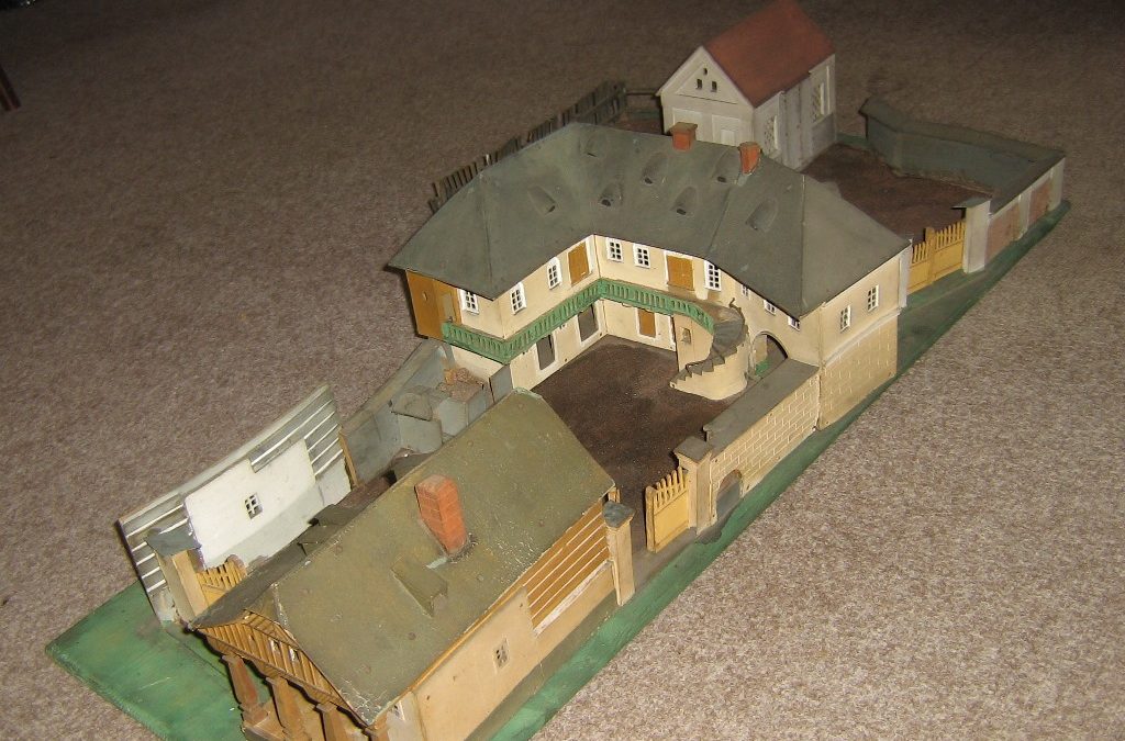 Z muzejních vitrín a depozitářů – Model hostince „U KONÍČKA“