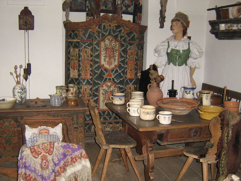 Malovaný lidový nábytek