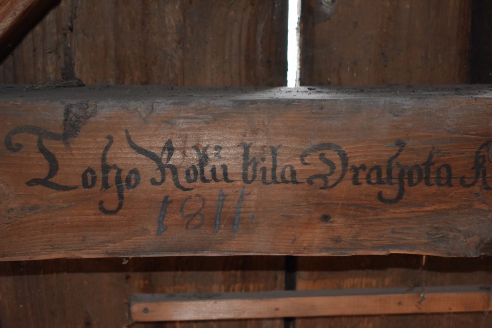 Historické nápisy na dřevěných prvcích střešní vazby domu čp. 76 v Novoměstské ulici v Lomnici nad Popelkou